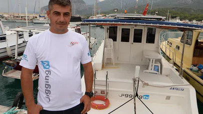 Yakaladığı köpek balığını özgür bıraktı