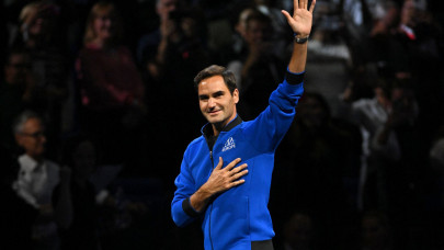 Roger Federer kortlara veda etti