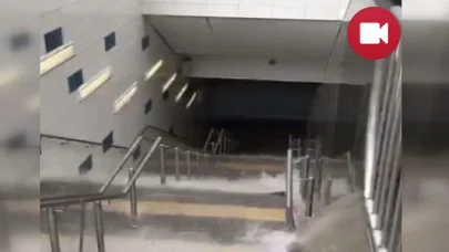 Yağış Metro Merdivenlerini Şelaleye Çevirdi
