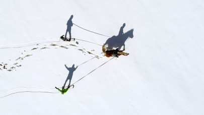 Van'da sporcular karda 'atlı snowboard' yaptı