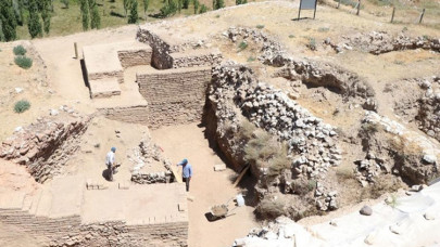 Niğde'de höyükteki kazıda Pers dönemine ait alçı surlar bulundu