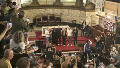 Rock grubu Pink Floyd'un kurucularından Roger Waters, Filistin'e destek için sahneye çıktı