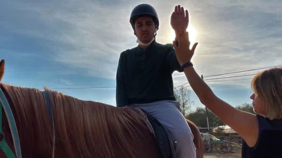 Otizmli Yiğit'in öfke nöbetleri atlı terapiyle azaldı