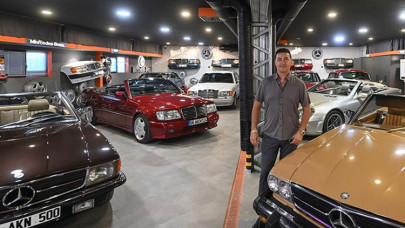 Çocukken sahip olduğu oyuncak arabaların gerçekleriyle koleksiyon oluşturdu