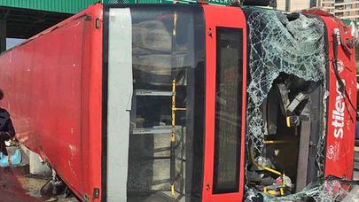 İstanbul'da iki katlı halk otobüsü devrildi