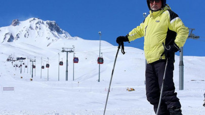 Erciyes'in 76'lık "Pehlivan"ı tahta kayakla başladığı spordan vazgeçmiyor