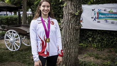 Dünya şampiyonu cimnastikçi Ayşe Begüm Onbaşı altın madalyasını Türk kadınlarına armağan etti