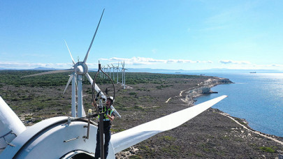 Bozcaada'daki rüzgar türbinlerinin metrelerce yükseklikteki zorlu bakımı FPV dronla görüntülend