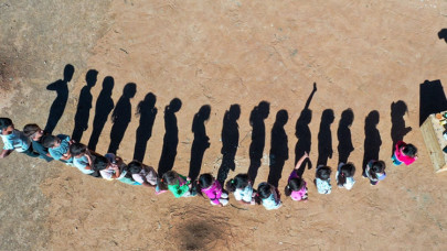 Öğretmenler "Masalcı Nine" ve "Muciddin" karakterleriyle köylerde çocuklarla bul