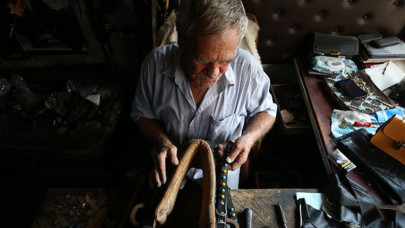 Sındırgılı saraç Nurettin usta, dede yadigarı mesleğini 51 yıldır sürdürüyor