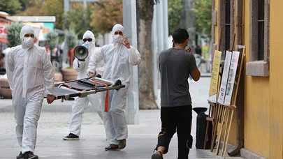 Maske takmayanların önüne sedye ile çıkarak farkındalık oluşturmaya çalıştılar