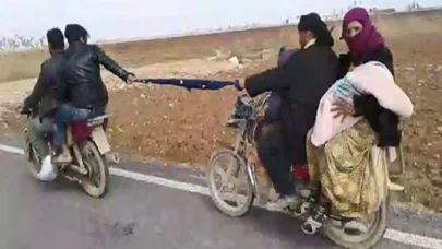 Eşarbı Halat Yapıp Arkadaki Aileyi Çekti