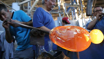 Cam üfleme ustaları salgında nefesleriyle ekonomiye katkı sunmaya devam ediyor