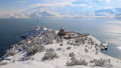 Akdamar Adası kar yağışıyla beyaza büründü