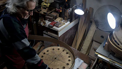 Yapımını kendi çabasıyla öğrendiği enstrümanı Avrupa'ya satıyor