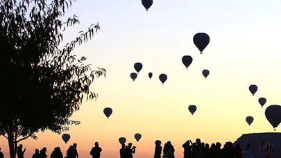 Kapadokya'da balonları izlemek isteyen turistler tepelere akın ediyor