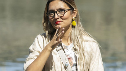 Türkiye'nin ilk işitme engelli tercümanı Denli: Engelsiz kişiler de işaret dili öğrenmeli