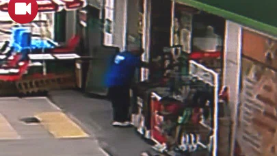 Çamurlu Ayakkabılarını Çıkardı Ve Markete Çorapla Girdi