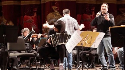 Arjantinli sanatçılar, Aşık Veysel'in "Uzun İnce Bir Yoldayım" eserini Türkçe seslend