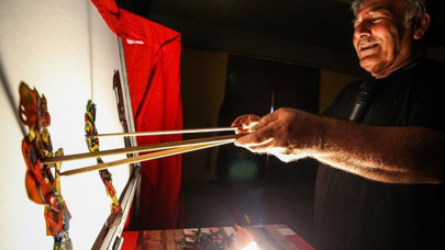 Kızından etkilenen baba Karagöz ve Hacivat'la "akran zorbalığı"nı anlatıyor