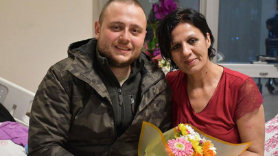 Kendisini enkazdan kurtaran AFAD gönüllüsünün sürpriz ziyareti duygulandırdı