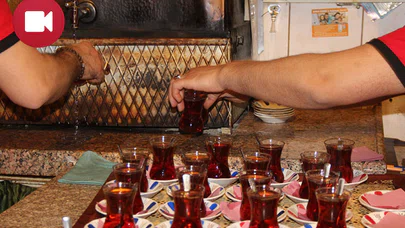 İftar İle Sahur Arasında Közde Çay Keyfi Yapıyorlar