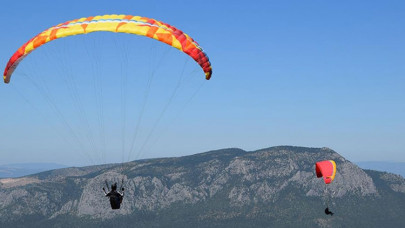 Uğruna İstanbul'u terk ettiği yamaç paraşütüyle Bilecik semalarında süzülüyor
