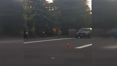 Darbeci Teğmenler Ahmet Bican Kırker'i Selamlayarak Teslim Olmuş