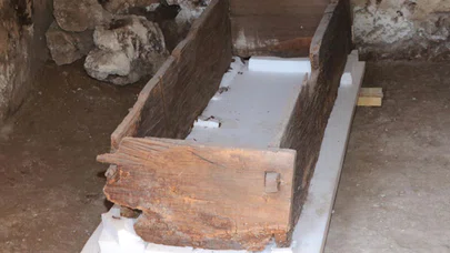 Sbide Antik Kenti'ndeki kaya mezarında tahta tabut bulundu