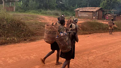 Kamerun'da Afrika'nın en eski yerlileri Pigmeler kimliksiz yaşamaya mahkum ediliyor