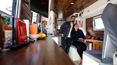 Nişanlıyken satın alıp karavana dönüştürdükleri otobüs "sıcak yuvaları" oldu