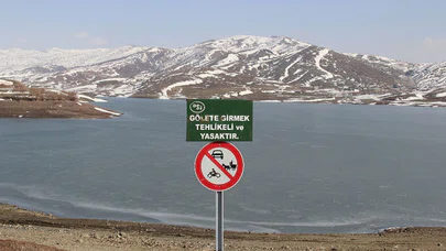 Adeta Tehlike Saçıyor: Uyarı Levhaları Asıldı