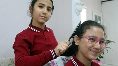 İkiz Kardeşinin 'Eli Ayağı' Oldu