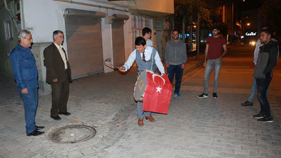 Davulcu İşi Bırakınca Muhtar Tokmağı Eline Aldı...