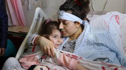 Hatay'da 131 saat sonra enkazdan kurtarılan İrem, Isparta'da annesine kavuştu