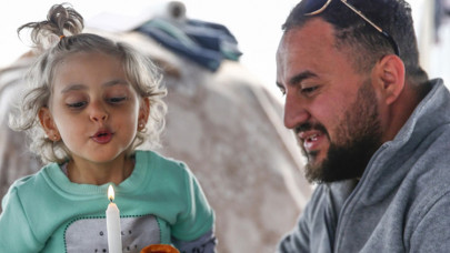 Hatay'da çadır kentte kalan çocuğun doğum günü pastası Kayseri'den geldi