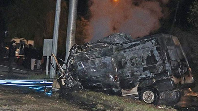 Iğdır'da aydınlatma direğine çarpan minibüs alev aldı: 17 ölü 36 yaralı