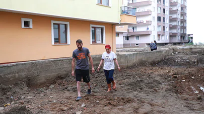 Evlerini su basan karı koca, komşularının sarkıttığı iple üst kata tırmanarak kurtuldu