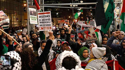 New York'un ünlü Times Meydanında binlerce kişi ABD'nin Kudüs kararını protesto etti