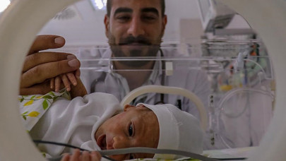 Prematüre doğduğu hastanede aynı durumdaki bebeklerin hayata tutunması için çalışıyor