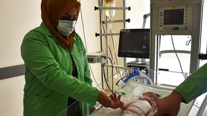 Hamileliğinde Kovid-19'a yakalanan anne bebeğine 1 ay sonra kavuşabildi