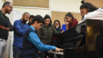 Otizmli Piyanist Öğrencilerine İlham Kaynağı Oluyor