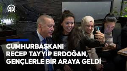 Cumhurbaşkanı Erdoğan, Ankara'da bir kafede gençlerle bir araya geldi