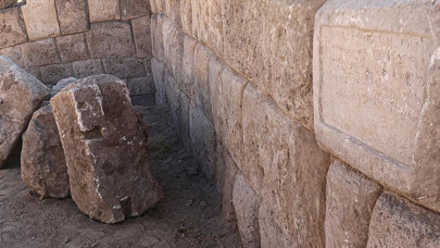 Van'daki ızgara planlı antik kenttin sırrı yeni bulunan kitabelerle çözülecek