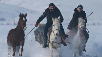Yarışlara hazırladıkları atlarla kar üstünde antrenman yapıyorlar