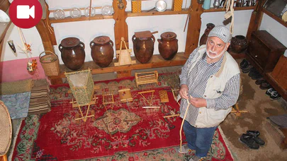 Eski Köy Aletlerinin Maketini Yapıyor