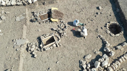 Uygarlık tarihine ışık tutan Çayönü'nde sandık tipi 3 yeni mezar daha bulundu