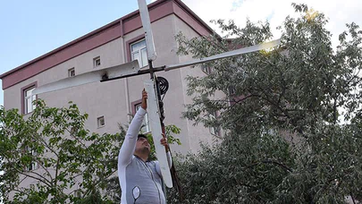Atık malzemelerle yaptığı rüzgar türbiniyle elektrik üretti