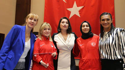 Türkiye'nin gururu kadın sporculardan 'başarının önünde engel yok' çağrısı