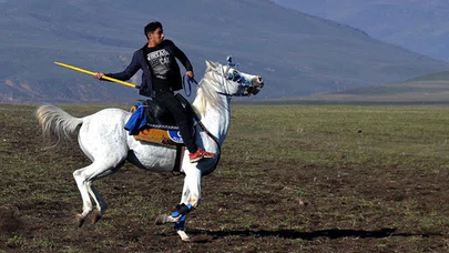 Ciritçiler karda oynayacakları turnuvalara dostluk maçlarıyla hazırlanıyor